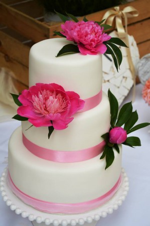 Třípatrový s živými květy pivoněk